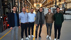 Im gemeinsamen Gespräch mit René Sauer, Geschäftsführer der SDFS (r.), und Maximilian Schütz, Projektentwickler der SDFS (2.v.r.), erörterten Ralph Engel, eks-Geschäftsführer (3.v.r), Philipp Schneider, Head of R & D (2.v.l), Christian Wache, Key Account Manager (3.v.l.), sowie Christian Haink, Head of Business Development (l.), gemeinsame Schnittmengen und Möglichkeiten der künftigen Zusammenarbeit.